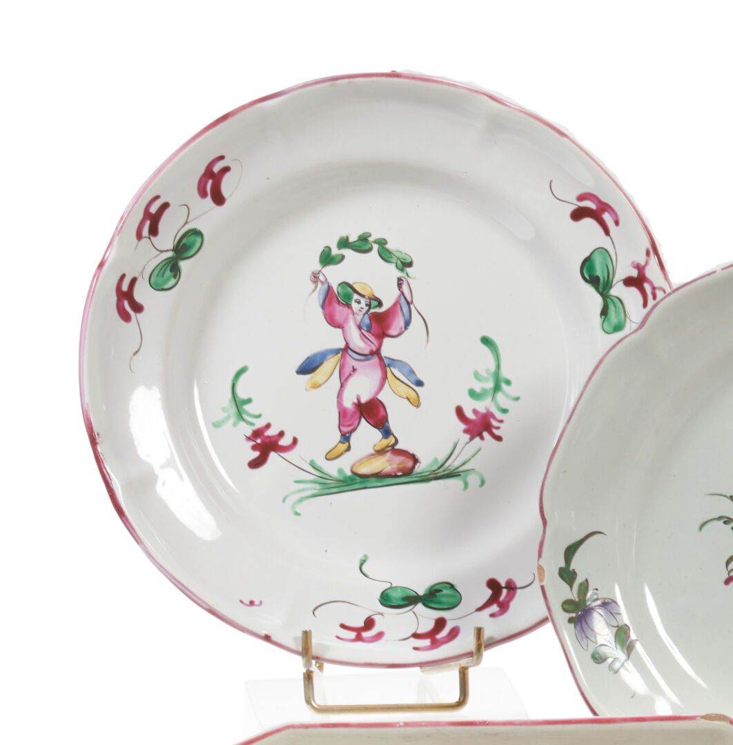 Null 埃皮纳尔
陶器盘子，中间有多色装饰，一个中国女人在跳舞，拿着一个花环，翅膀上有叶子。
18世纪。 
D. 22,5厘米。