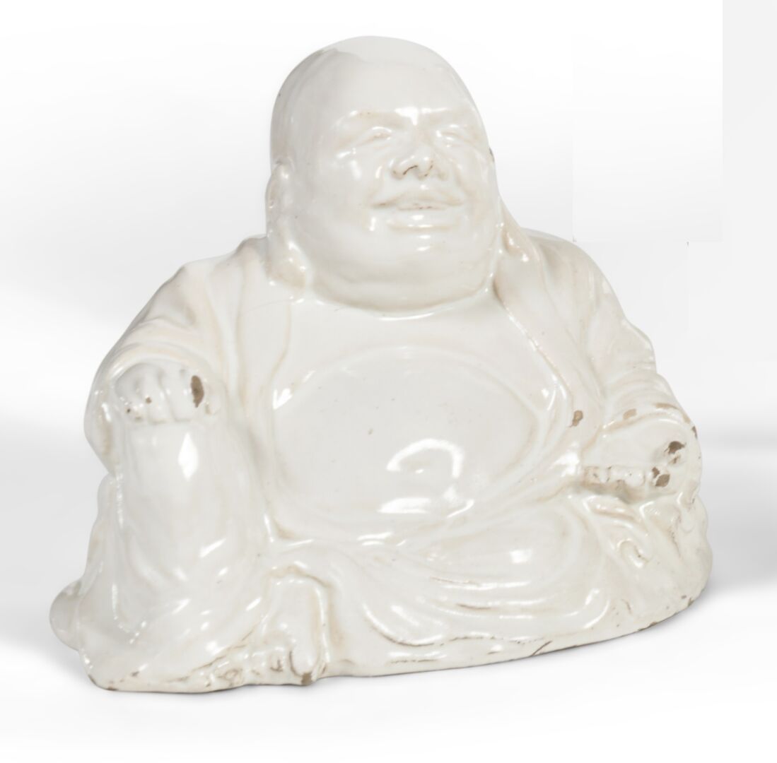 Null 米兰
白釉陶制的中国人坐姿塑像。
可能是18世纪。 
H.12厘米。
手指上有缺口，脖子上有一根头发，背面有一个小的釉面缺陷。 

出处 : 
背面有&hellip;