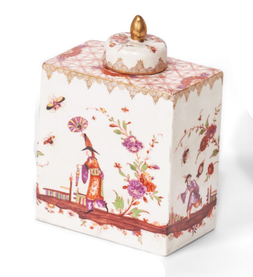 Null 迈森 
瓷器覆盖的长方形茶叶盒，有多色的中国人在梯田上的装饰。
18世纪。 
H.12,5厘米。