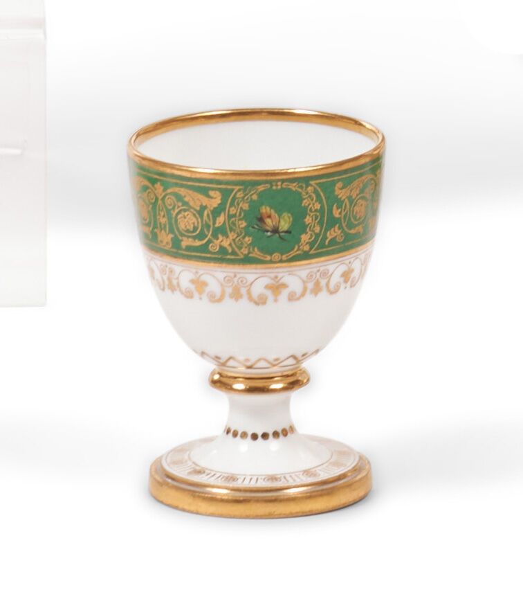 Null Sèvres
兰丹城堡服务的瓷蛋杯，在绿色背景的辫子上有多色的蝴蝶装饰，并有金色的叶子装饰。 
标识：LP冠以蓝色的塞夫勒1841年和红色的兰登城堡印&hellip;