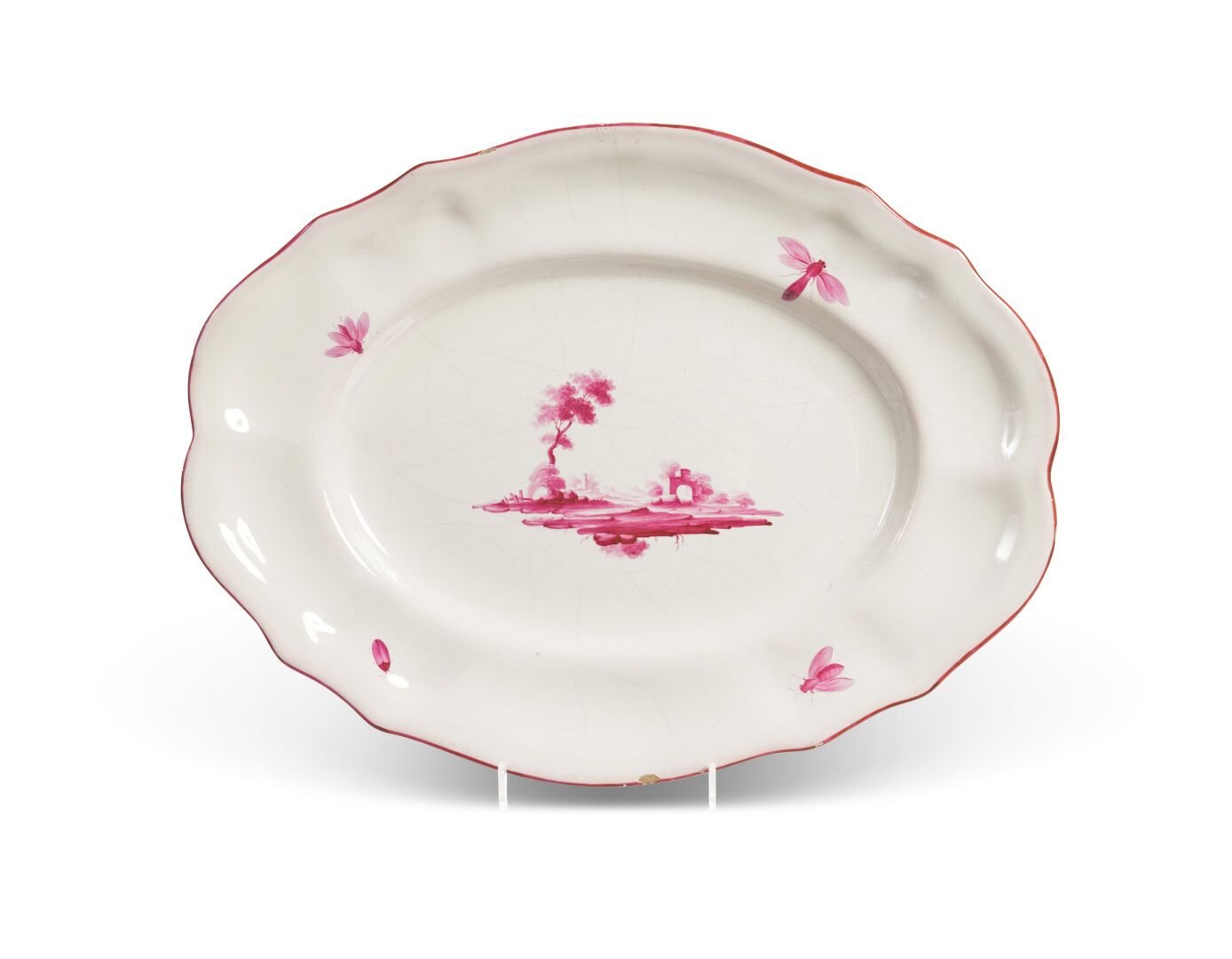 Null 尼德维勒
椭圆形陶盘，粉红色的卡马伊乌装饰的风景和昆虫的翅膀。
18世纪。 
L. 35 Cm.
一个小缺口。