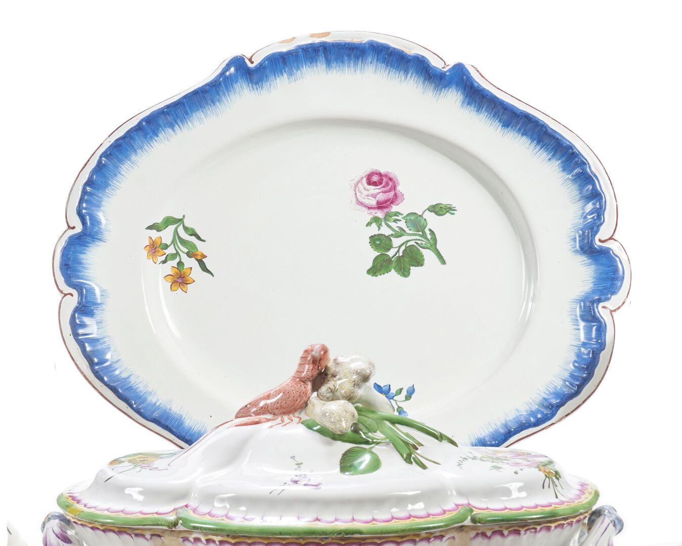 Null 斯特拉斯堡
椭圆形陶器托盘，边缘有轮廓，上面有三朵花的多色装饰，质量很好，边缘是蓝色的梳子。
保罗-汉农的制造。
18世纪，约1750-1755年。
&hellip;