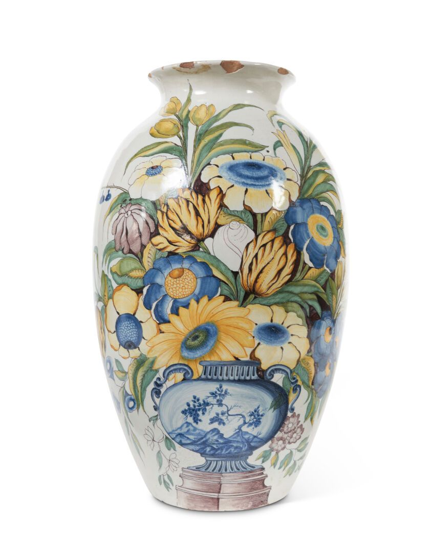 Null 德国
长方形陶器花瓶，多色装饰，花瓶中的大束鲜花和花石。
18世纪初。 
H.41厘米。 
颈部有伤痕。