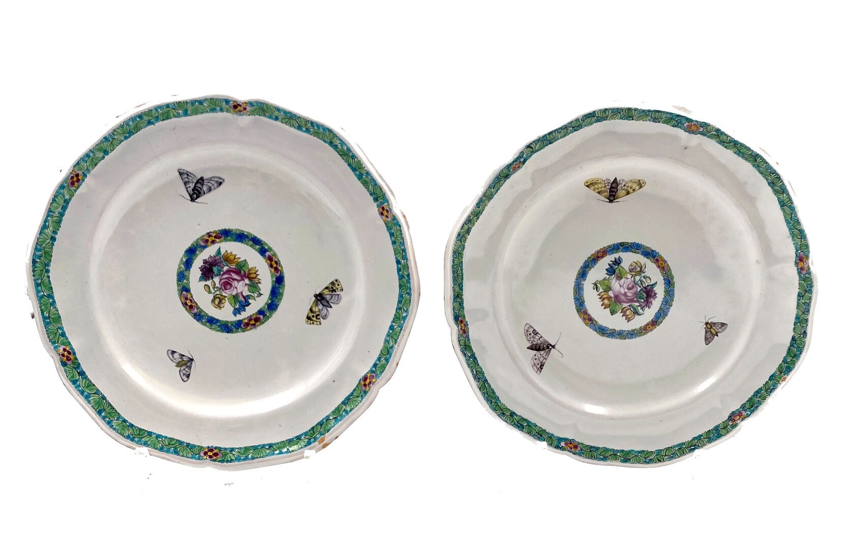 Null ħchst
两件陶器边盘，多色装饰，中间是一束花，周围是三只蝴蝶，边上是叶子和花。
标有：黑色的车轮和Zisler。
18世纪。 
D. 23厘米。
&hellip;