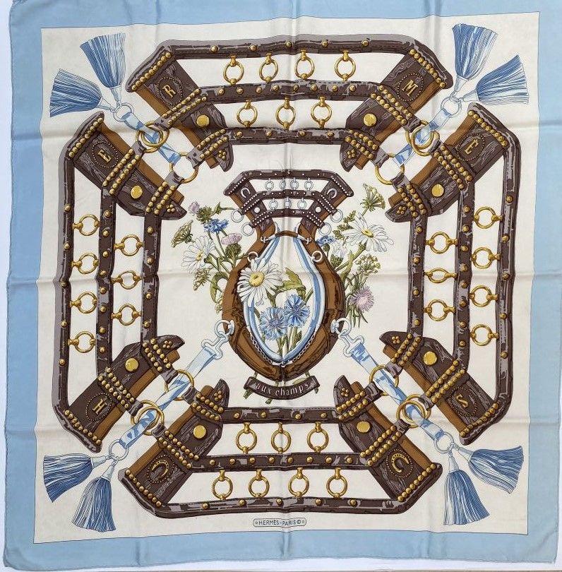 Null HERMES

Quadrato in seta con decorazione a fiori e cinghie e bordo blu past&hellip;