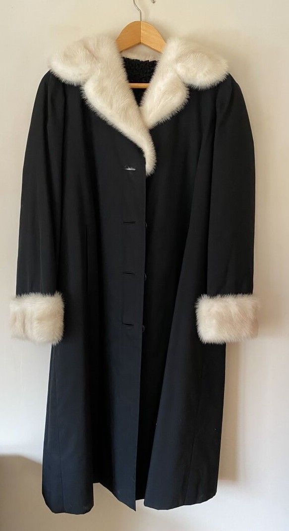 Null Schwarzer Mantel aus Baumwolle, Kragen und Manschetten aus weißem Nerz, Inn&hellip;