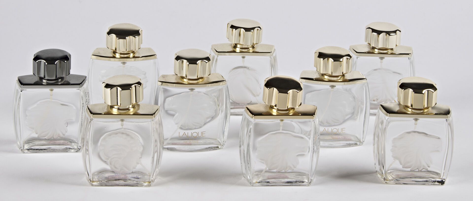 Null 拉利克水晶

一套7个 "狮子 "型号的香水瓶，一个 "法恩 "瓶和一个 "赤兔 "瓶。

白色模制水晶样板，缎面和抛光，配以金色和银色金属支架。

&hellip;