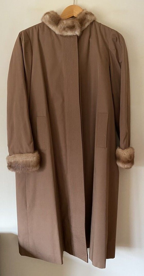 Null 米色棉大衣，米色貂皮领和袖口，羊毛内里。

长110厘米



附有一条貂皮围巾