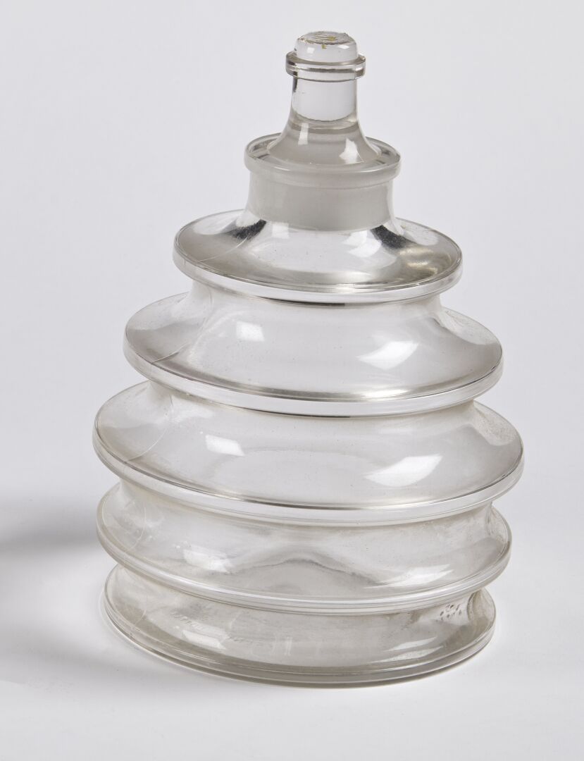 Null René LALIQUE (1860-1945) & WORTH

"慎重"，大型模型。

模制的白色吹制玻璃瓶。

签名并标有 "法国瓶 "字样。
&hellip;