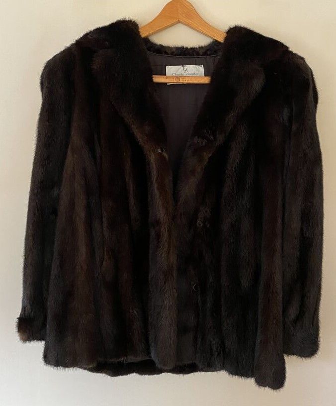 Null Claude ZINNIKER

Short coat in mink. 

Length: 70 cm
