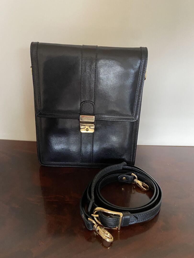 Null LANCEL

Black leather bag with shoulder strap. 

Worn