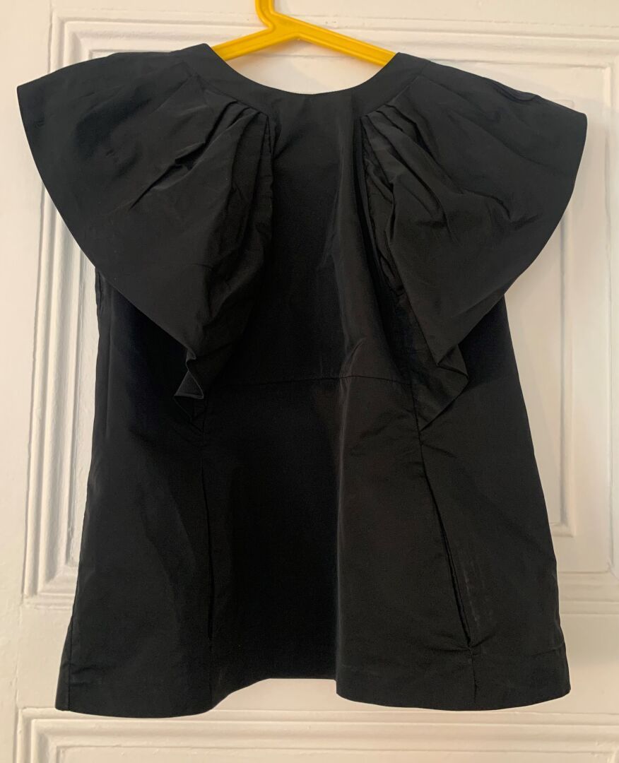 Null MARNI

Polyester trapeze top with ruffles. 

Size 44 

(used condition)