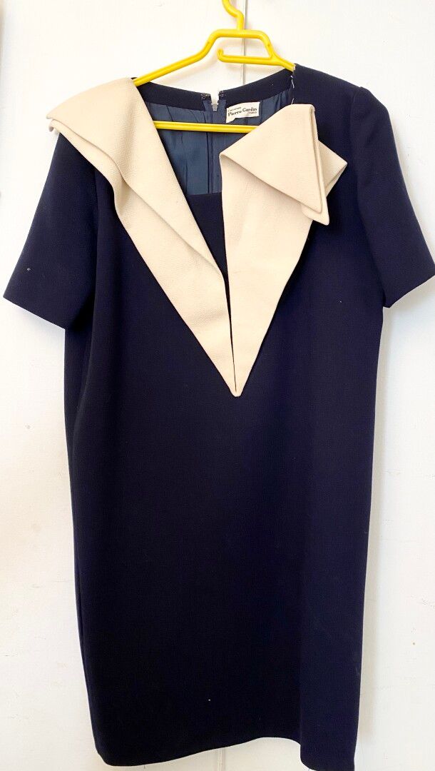 Null Pierre CARDIN

蓝色绉绸短袖直筒连衣裙，尖尖的领口被双层奶油色的反面所突出。

拉链固定。

高度高度：约98厘米

尺寸：S/M

(&hellip;