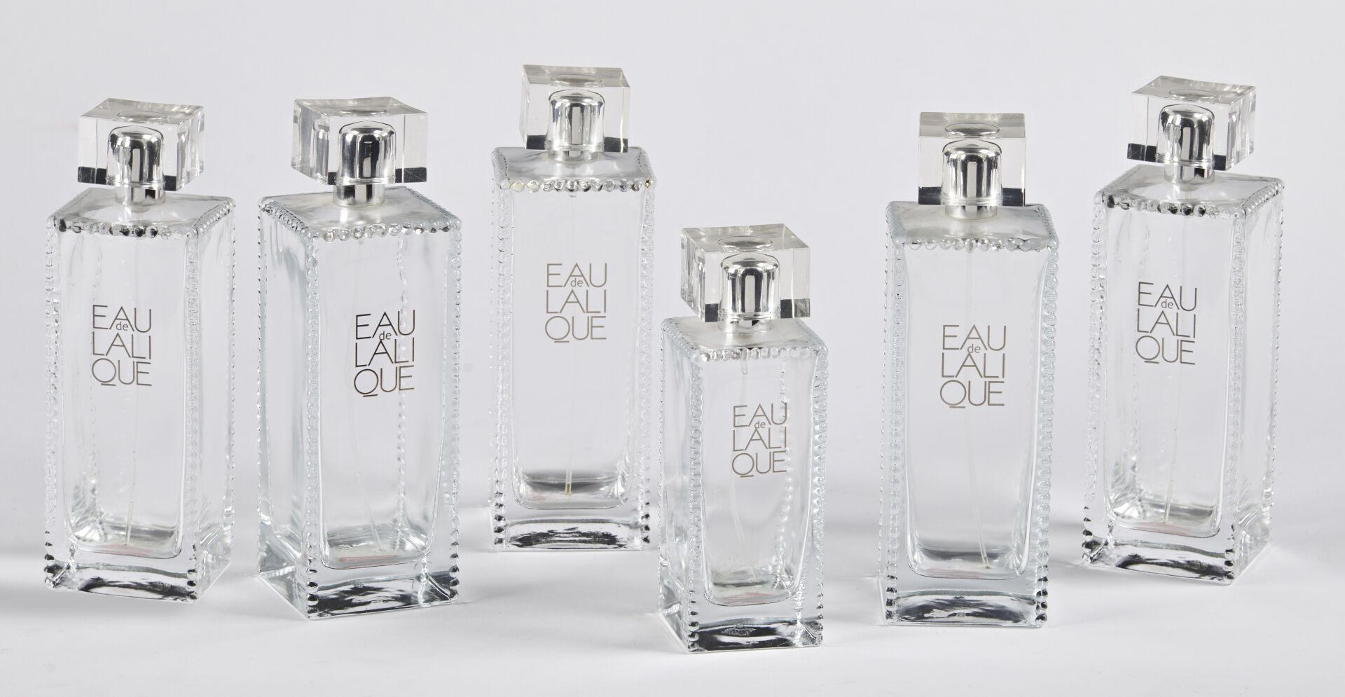 Null 克里斯托尔-拉利克

一套六个 "拉里克之水 "香水瓶。

白色压制的水晶样板，缎面和光面，以及白色有机玻璃瓶塞。

正面有标题。

高度为16厘米-&hellip;