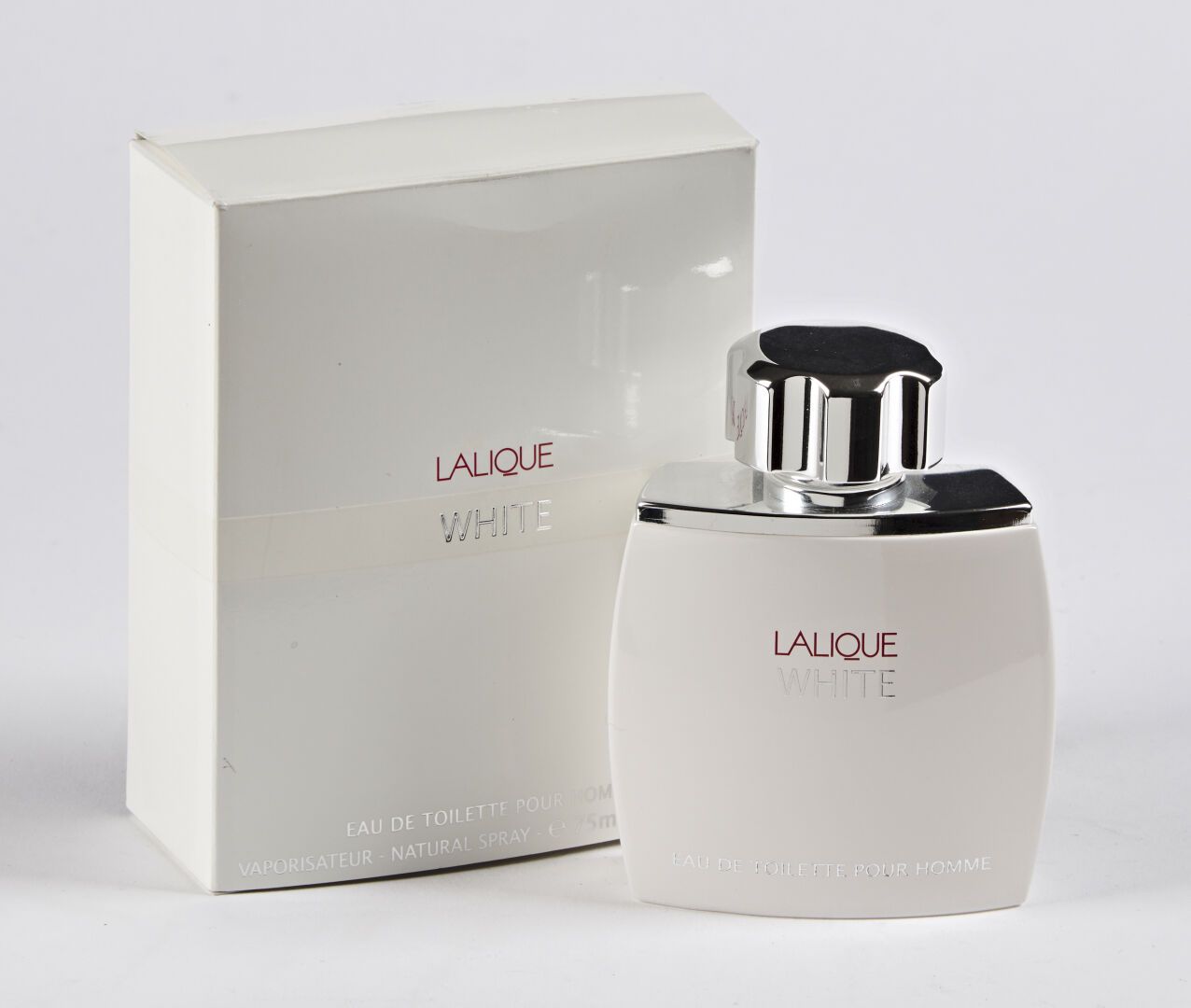Null lalique水晶

Lalique White "香水瓶。

白色乳白压制的水晶样板，镀银框架。在其原来的盒子里。

正面有标题。

高9.5厘米