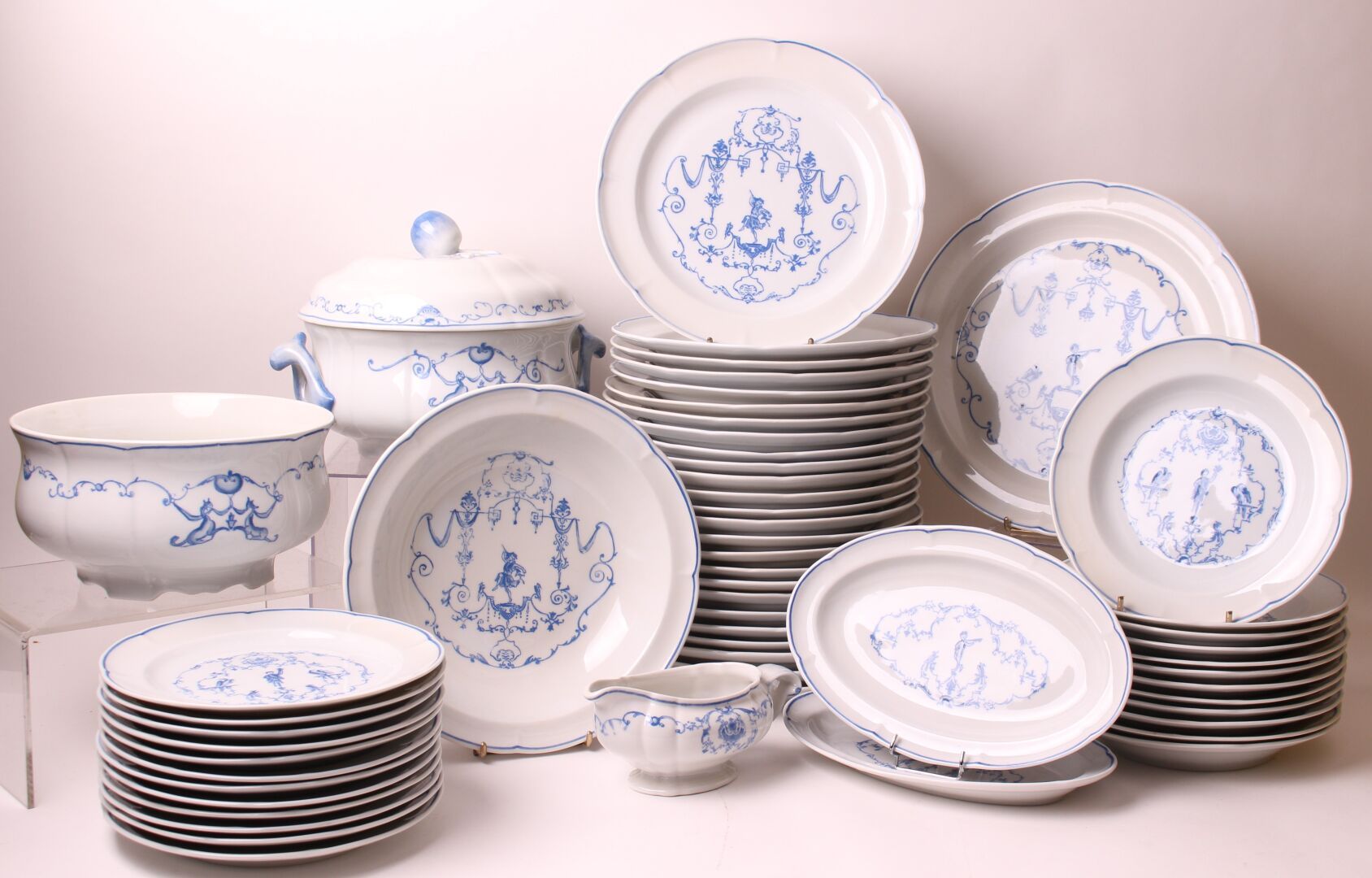 Null 龙昌普

蓝色Bérain装饰的轮廓瓷器服务套装，包括两个圆形盘子，一个长方形盘子，两个蔬菜盘子，其中一个缺少盖子，两个ramekins，一个酱船，三&hellip;