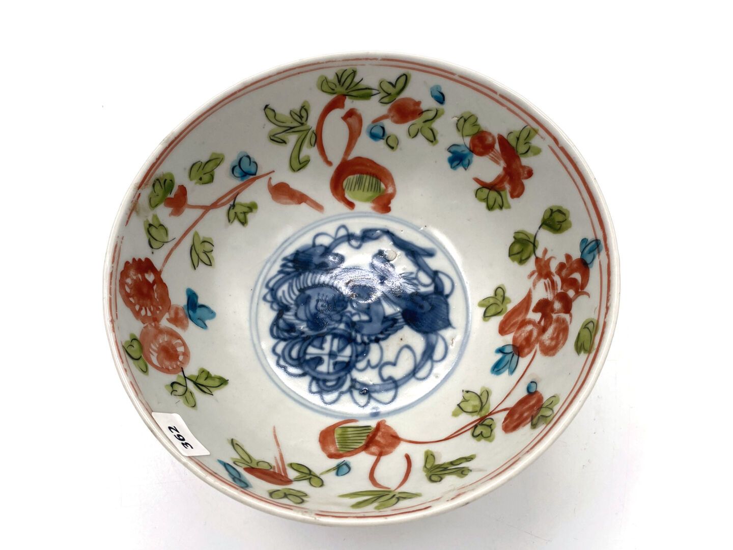 Null 中国

在海床上发现的带有多色花纹的瓷碗。

17世纪

直径：20厘米 -高度：9厘米

(裂缝)