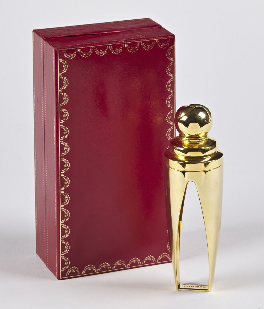 Null CARTIER Perfumes 

Bottle holder in gilded metal, in its original box. 

Ve&hellip;