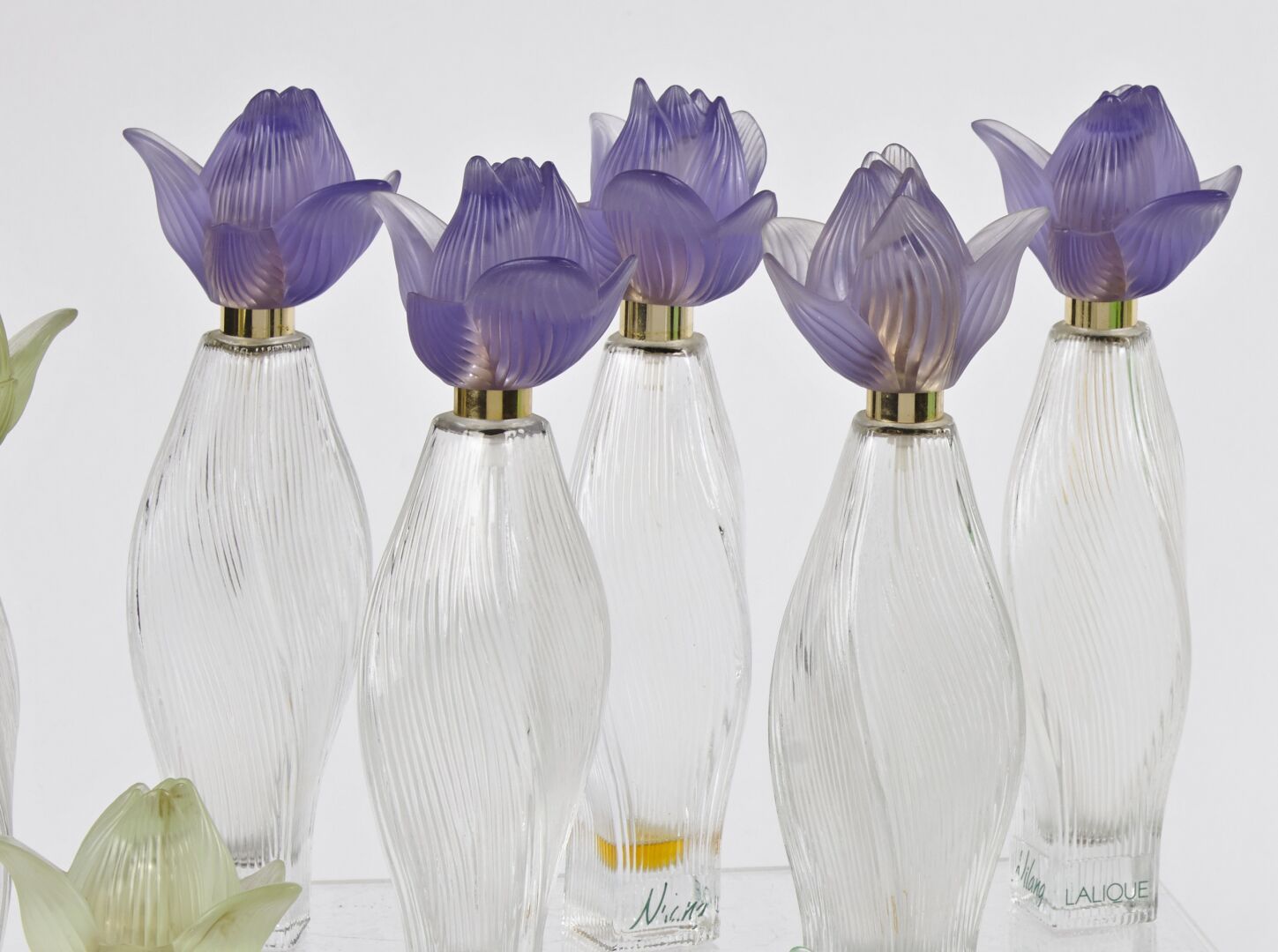 Null lalique水晶

一套五个 "Nilang "香水瓶。

白色压制的水晶样板，有亚光和光亮的表面，紫色有机玻璃塞子。

正面有标题。

高20厘米