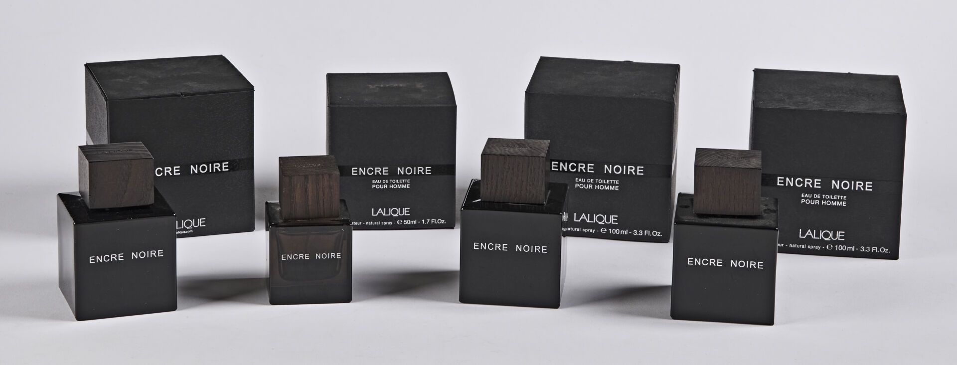 Null 克里斯托尔-拉利克

一套四个 "Encre Noire "香水瓶。

黑压压的水晶样板，有亚光和光亮的表面，染色橡木塞。在他们的原箱中。

正面有标&hellip;