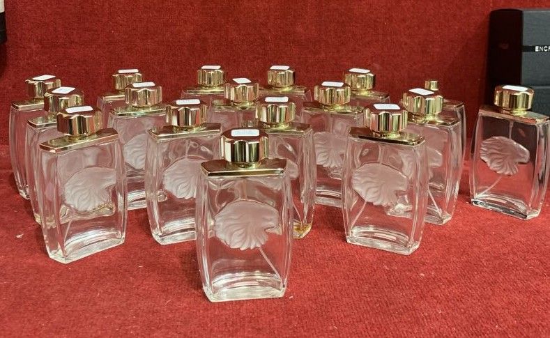 Null lalique水晶

一套17个 "狮子 "型香水瓶。

白色压制的水晶样板，有亚光和光亮的表面，还有镀金的金属支架。

正面有标题。

高度13.5&hellip;