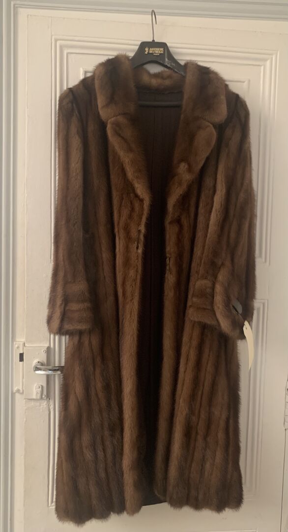 Null Claude GILBERT

长貂皮大衣。

尺寸42约。

使用条件