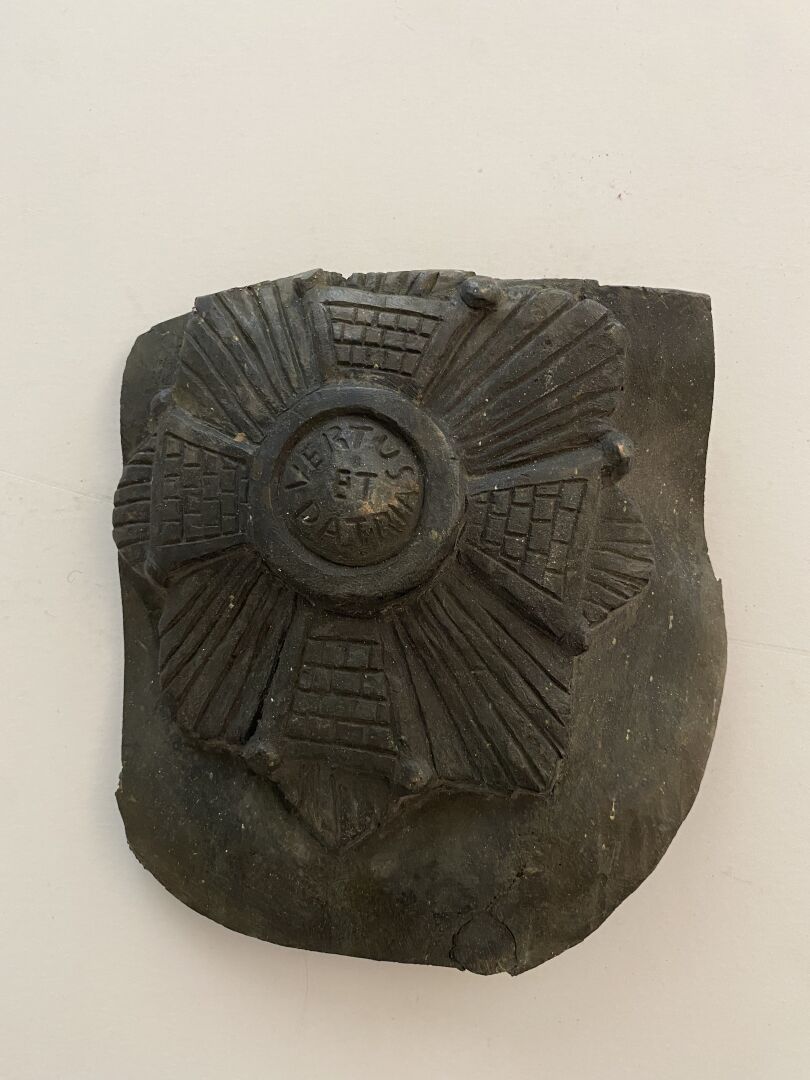 Null FRAGMENTO de hierro fundido decorado con una medalla y la inscripción Vertu&hellip;