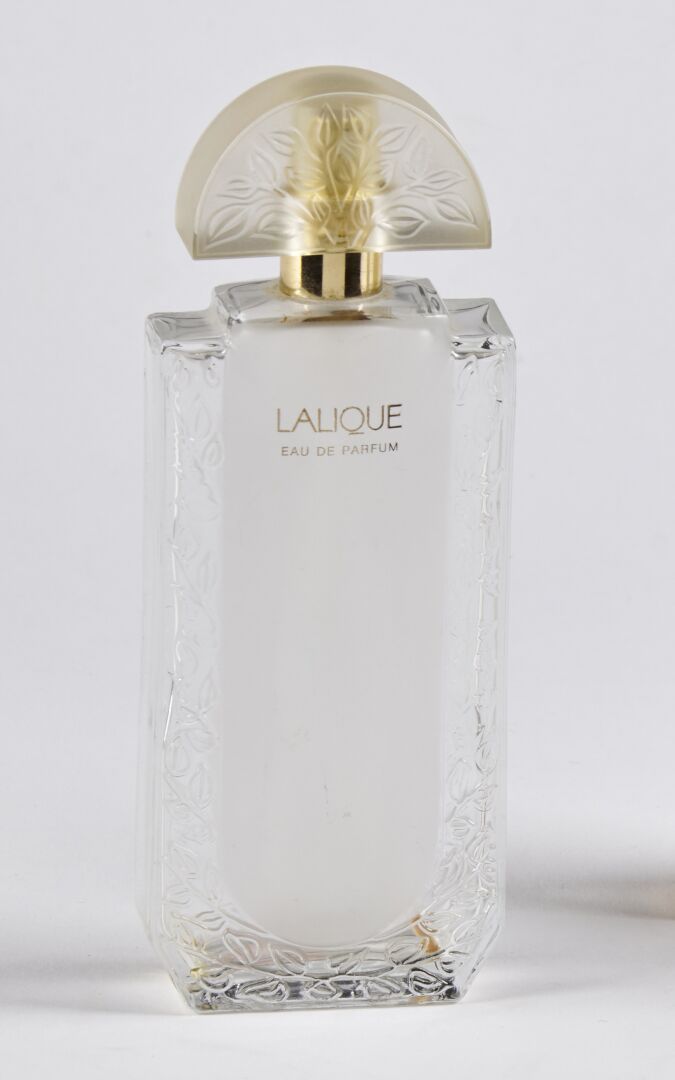 Null CRYSTAL LALIQUE 

Lot of thirteen bottles of perfume "Lalique". 

Proofs ou&hellip;