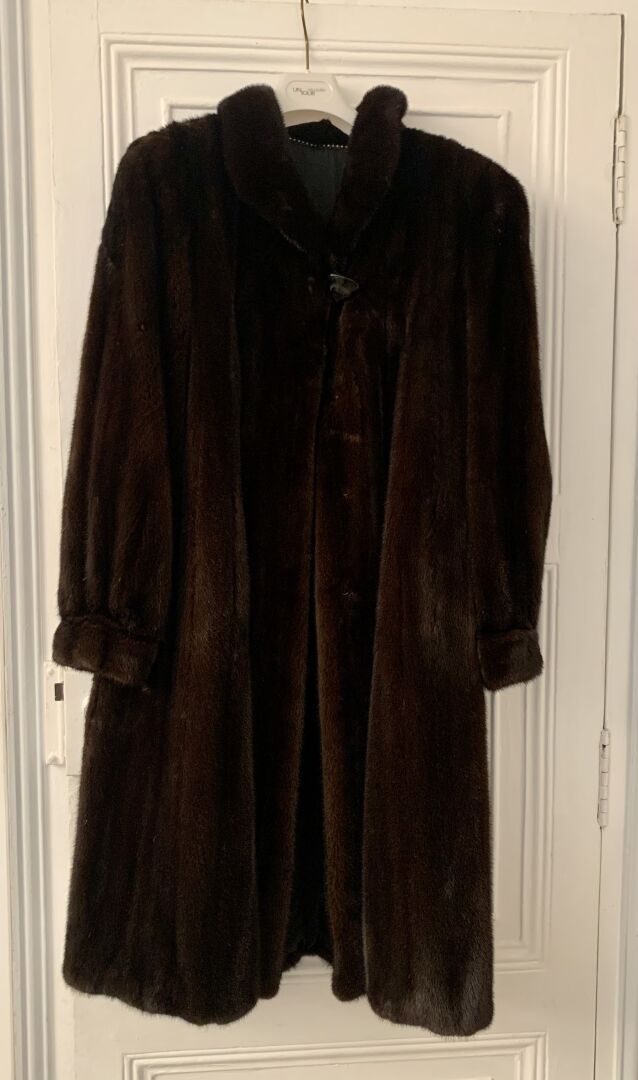 Null 棕色长貂皮大衣。

长114厘米

状况良好。尺寸L



附有两顶貂皮和羽毛的帽子。