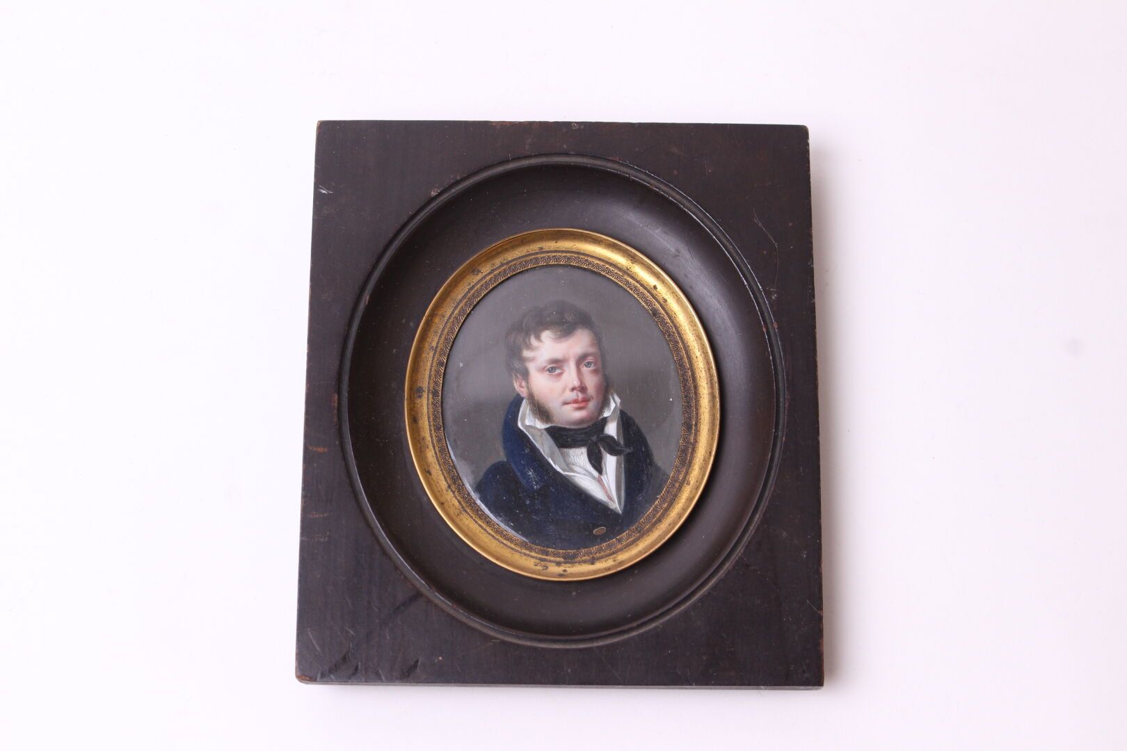 Null 19世纪的法国学校

戴着黑色围巾的优雅男人的画像

象牙上的微型画

12,5 x 11 cm