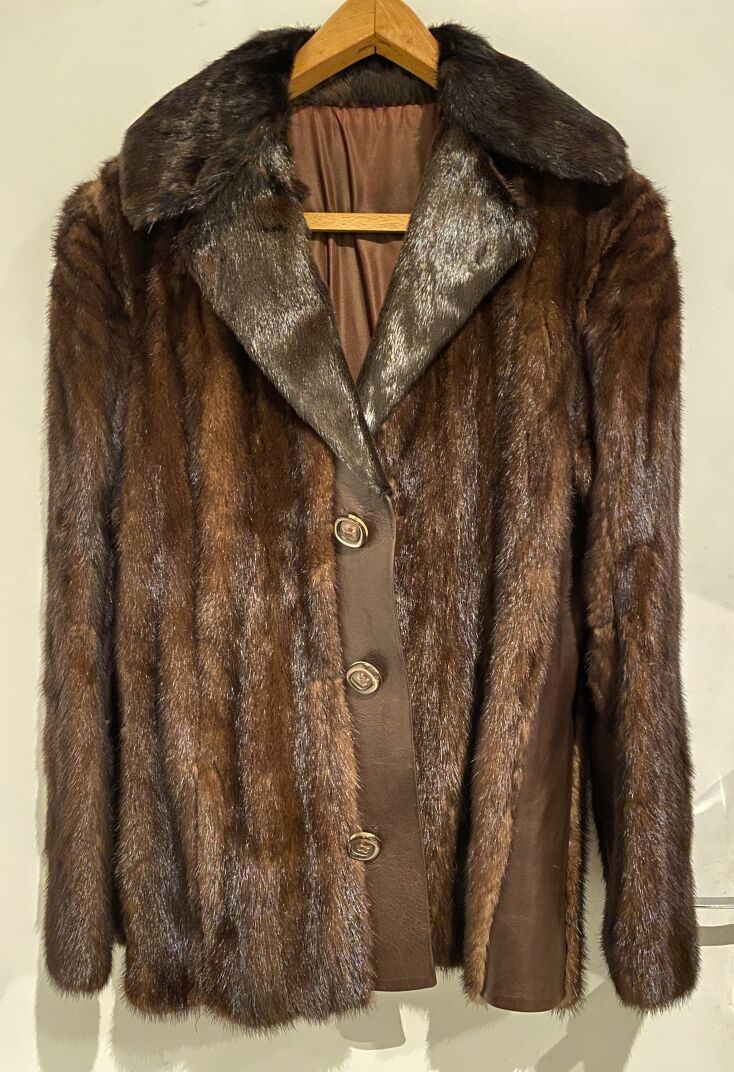 Null 貂皮和光滑皮革的短外套，用三个纽扣封口。

长度80厘米 - 尺寸38/40左右。