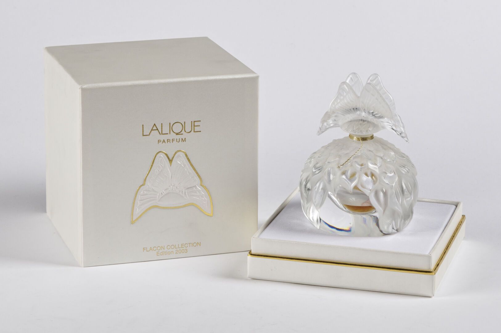 Null 克里斯托尔-拉利克

香水瓶，"蝴蝶 "模型，2003年的限量版。白色吹塑和压制缎面处理和抛光水晶的证明。在其原来的盒子里。

有签名和编号的001号&hellip;