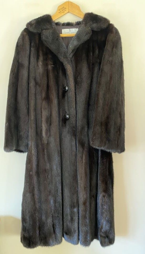 Null Claude ZINNIKER

棕色长貂皮大衣，有两个口袋。

长110厘米