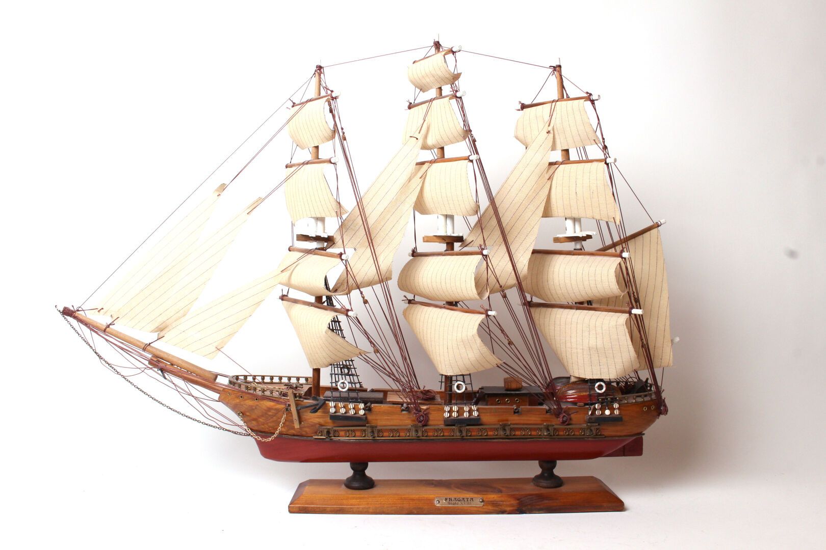 Null 18世纪三桅护卫舰的木质和织物模型。

20世纪

52,5 x 71 cm