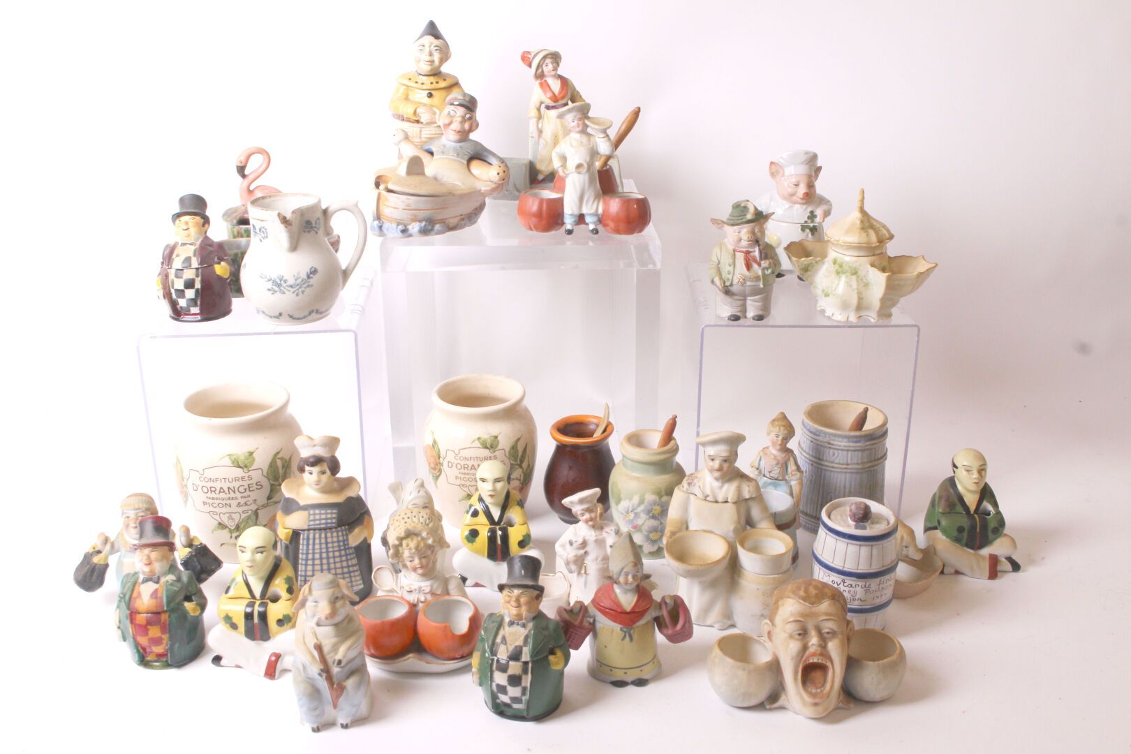 Null 一组具有拟人和变异装饰的陶器和瓷器芥末罐。

20世纪
