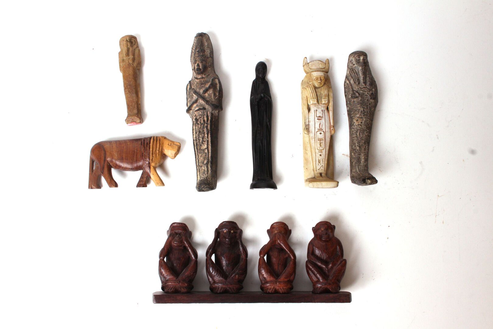 Null LOT of travel souvenirs including ouchebtis. 

XXth century