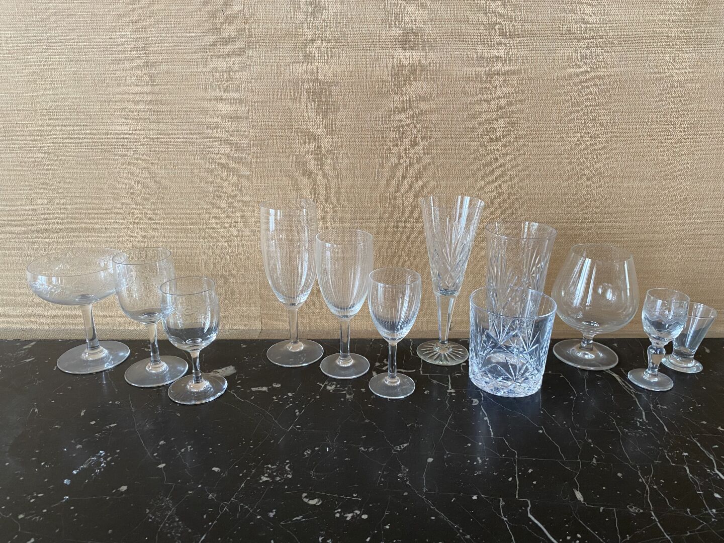 Null TROIS PARTIES DE SERVICE de verres en cristal. 

On y joint carafes et vase&hellip;