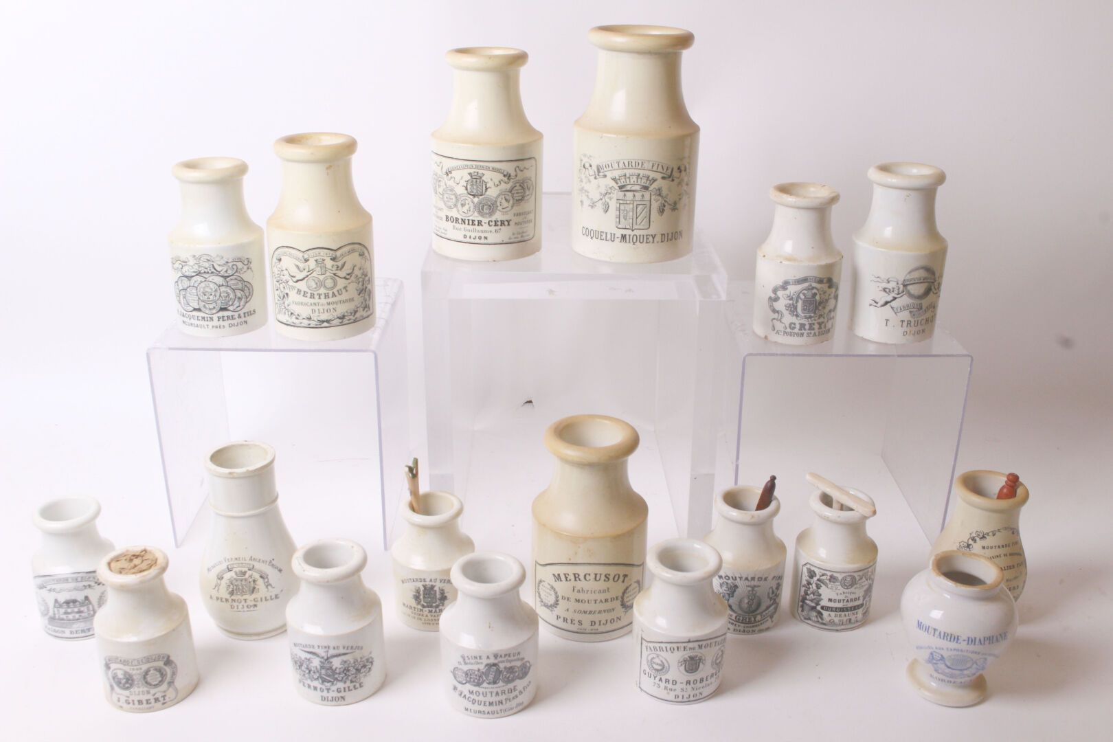 Null 克里尔和蒙特罗

一套带有格纹装饰的精美陶罐，包括Grey, Jacquemin和其他。

底座下有标记

19世纪