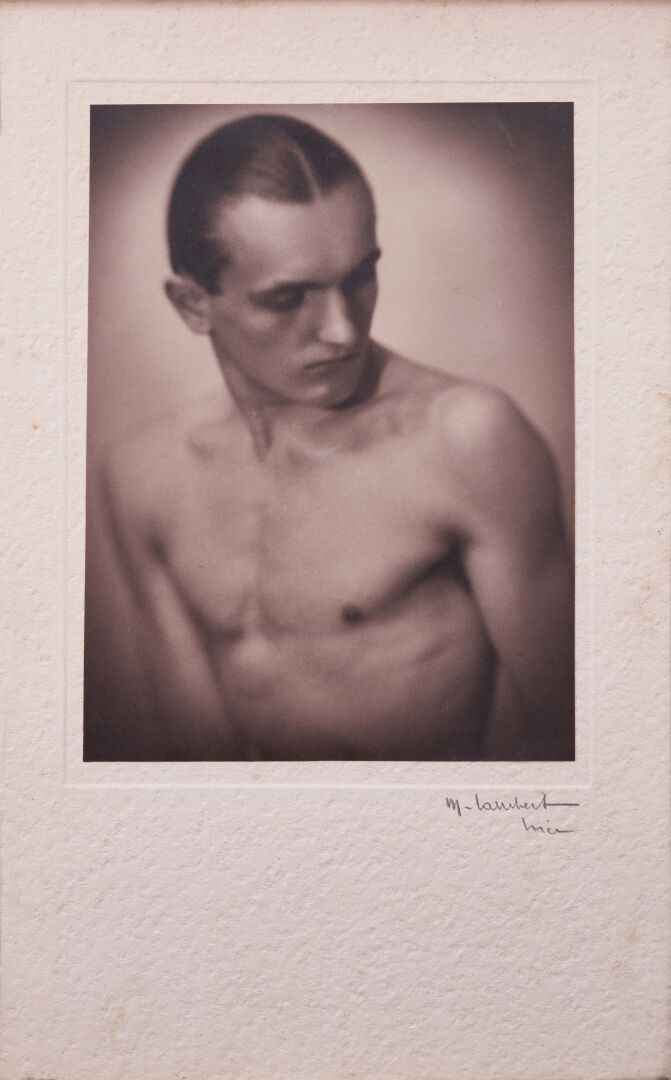 Null M. LAMBERT

男子半身像

黑色和白色的照片

28.5 x 20 cm



附上了一张两匹饲养马的黑白照片。

40 x 48,5 cm