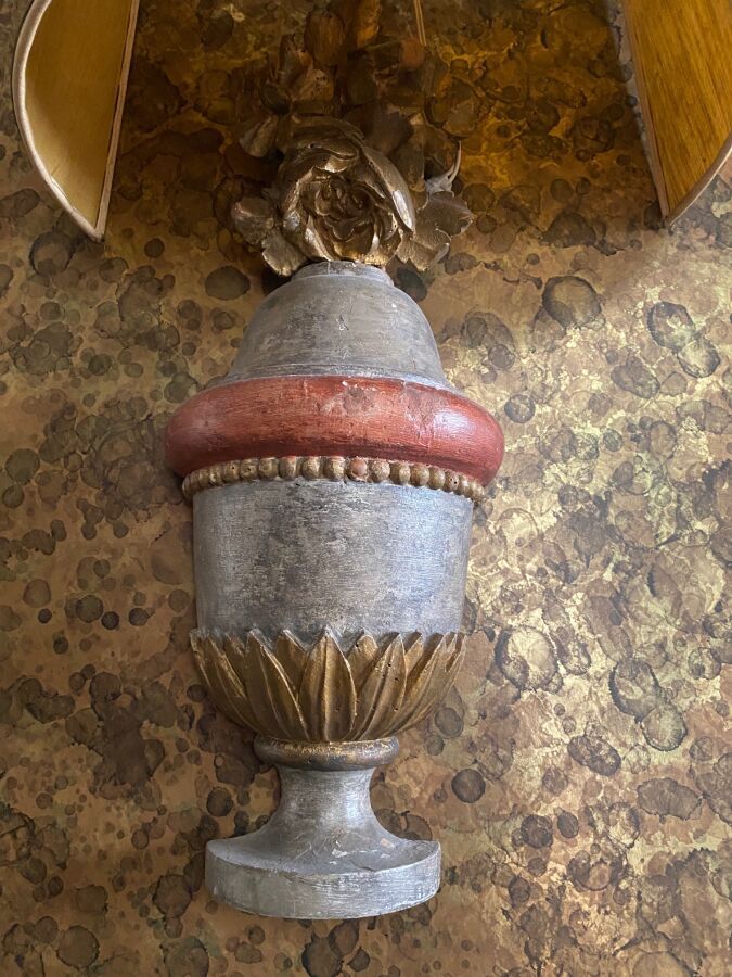 Null Coppia di appliques a forma di vaso in legno e stucco dipinto in policromia&hellip;