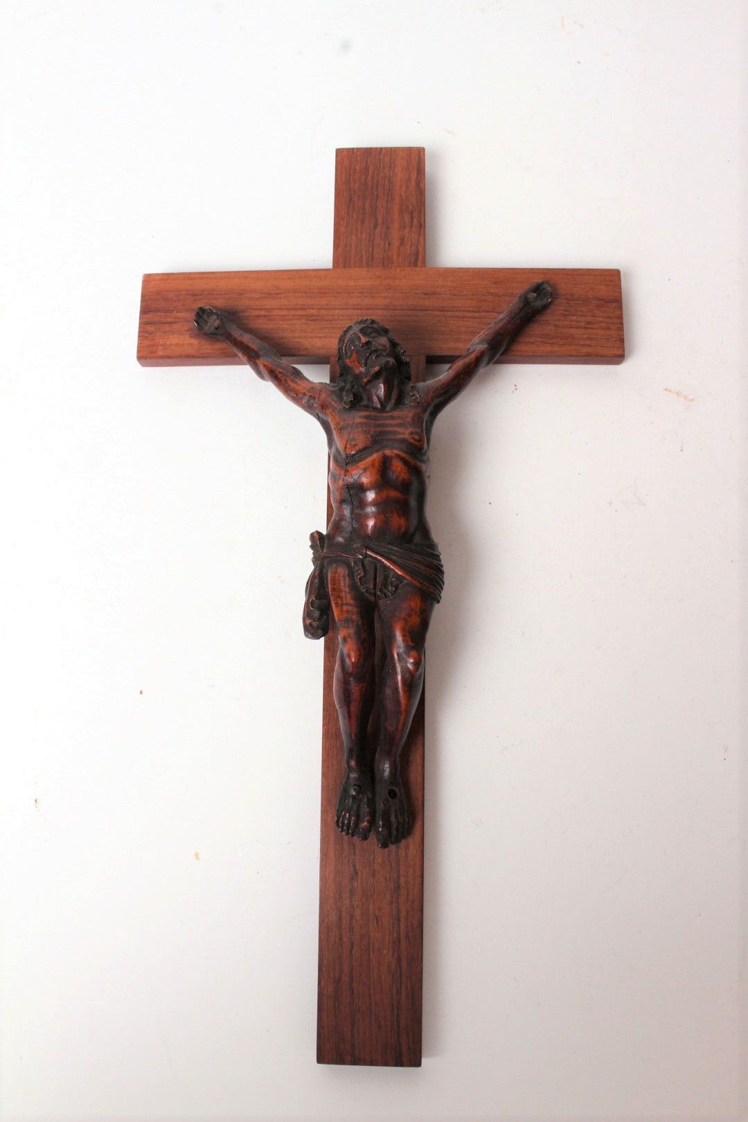 Null Crucifix en bois, la tête penchée sur la gauche, le perizonium noué.

Haut.&hellip;
