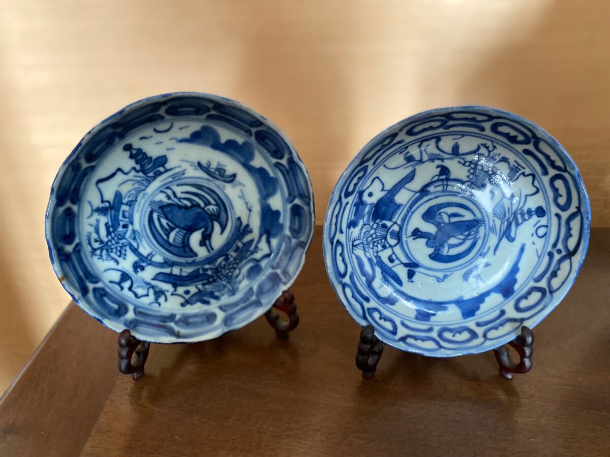 Null 中国

两只瓷杯，蓝色浮雕凤凰装饰。

标记为蓝色。

18世纪

直径：14厘米