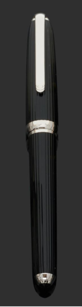 Null CARTIER 
Ballpoint pen in metal and black lacquer engraved with nets.
Signe&hellip;