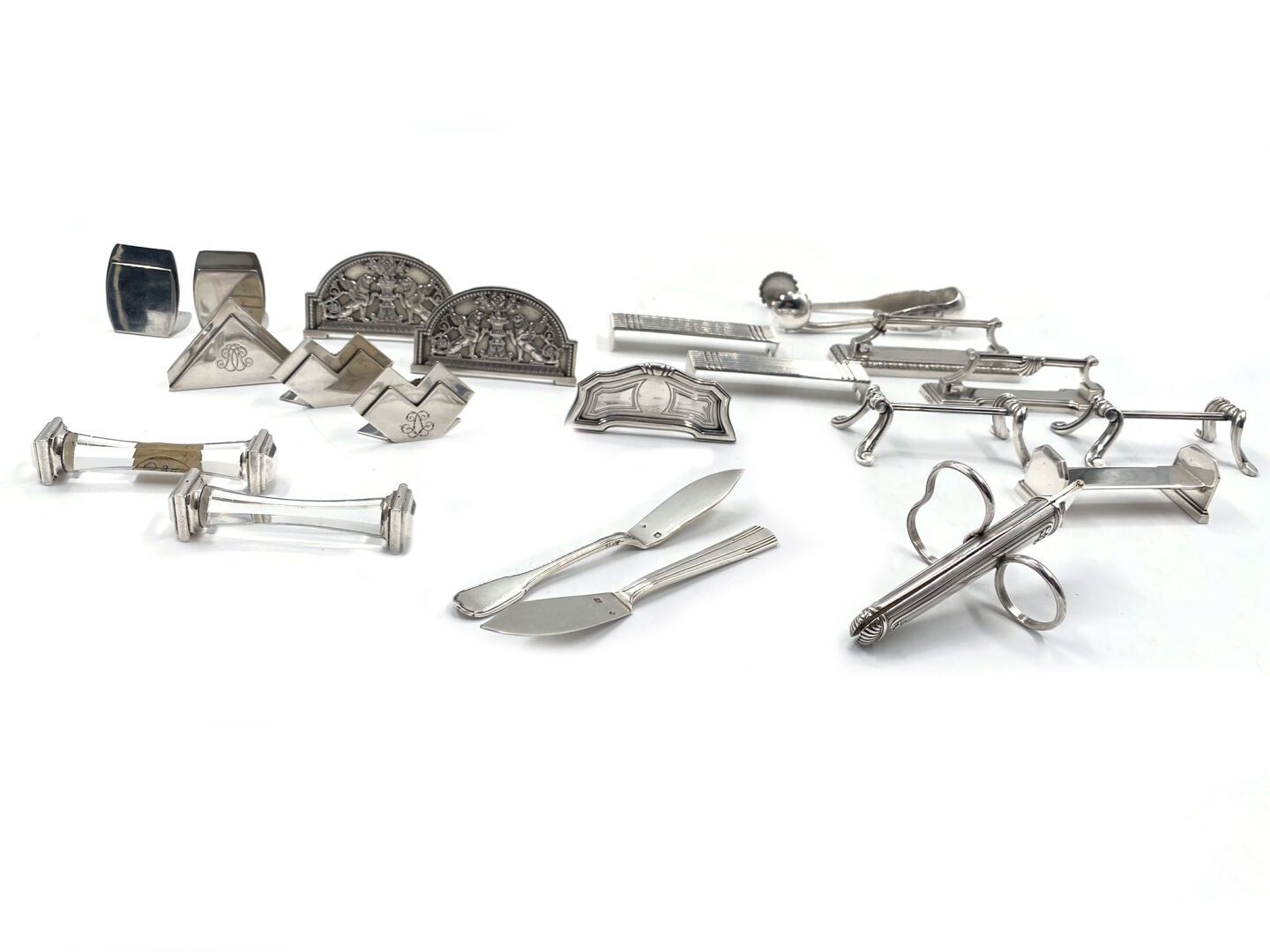 Null 博因-塔布瑞特
拍品为千分之八百和九百五十的银质，包括:
- 一套8个不同型号的刀架，其中两个是水晶和银制的。
- 八个不同型号的菜单架。
- 一个糖&hellip;