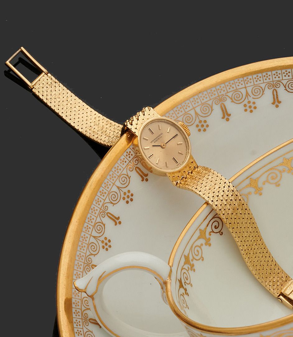 Null Wristwatch of lady in yellow gold 750 thousandths, the watch of oval form, &hellip;