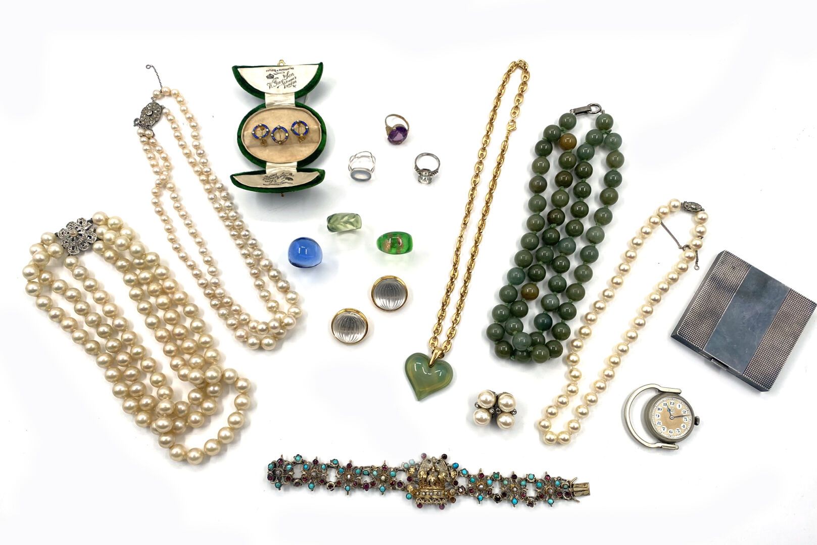 Null 一批用仿石和珍珠装饰的金属制品，包括：戒指，一对耳环，项链，吊坠，粉盒和手镯。
有些署名为LALIQUE FRANCE。
(事故和缺失）。