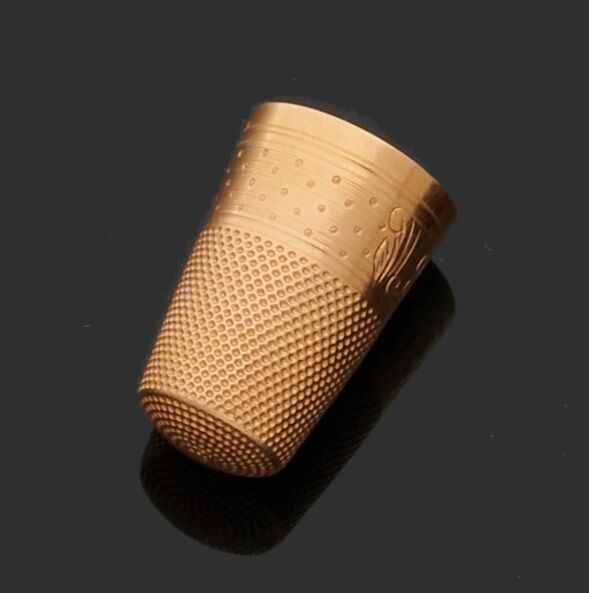 Null 黄金缝制套装750千分之一，刻有网状物和粘贴物。
高度：2,4厘米
毛重 : 6,3 g