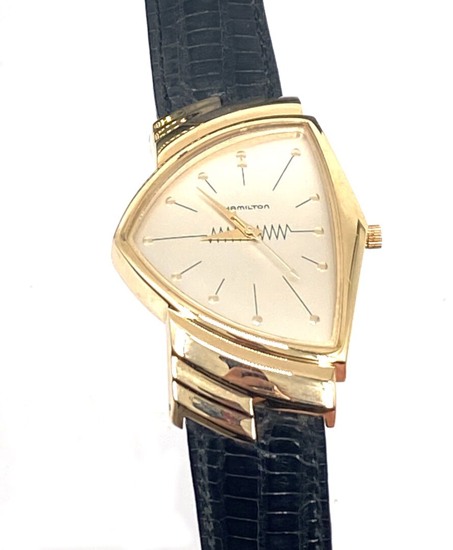 Null HAMILTON
No. 6108
Steel and gold metal wristwatch. Stylized case. White dia&hellip;