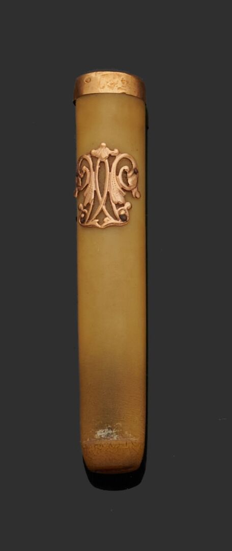 Null 饰有字母图案的香水烟壶，黄金镶嵌75万分之一。
(磨损和颠簸）。
毛重：6,3 g