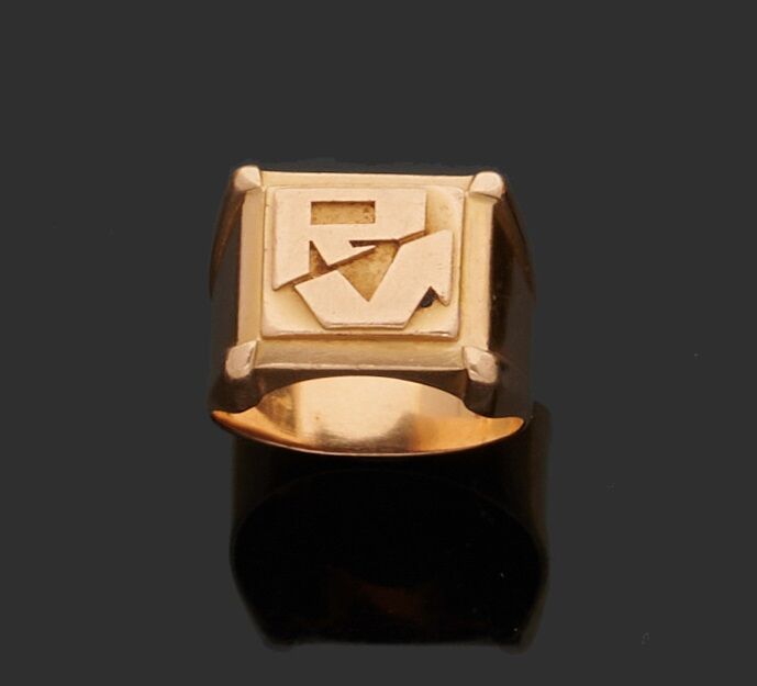 Null Ring in yellow gold 750 thousandths, the monogrammed center.
(Wear).
Turn o&hellip;